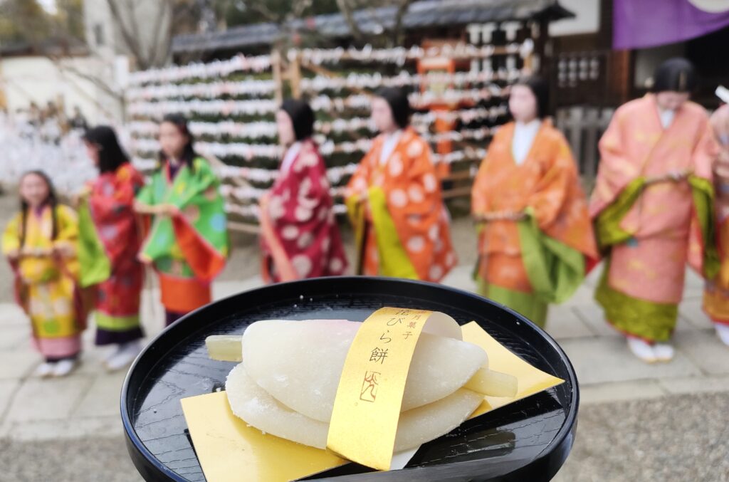 新年の縁起和菓子 花びら餅 八坂神社のかるたはじめ式とともに祝う